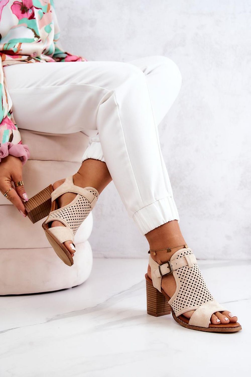 Heel sandals Step in style