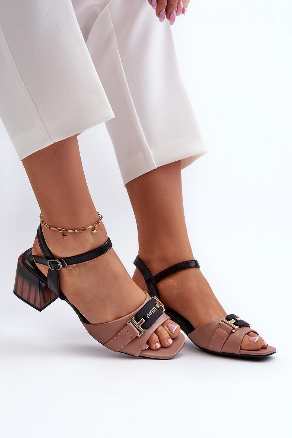 Heel sandals Step in style