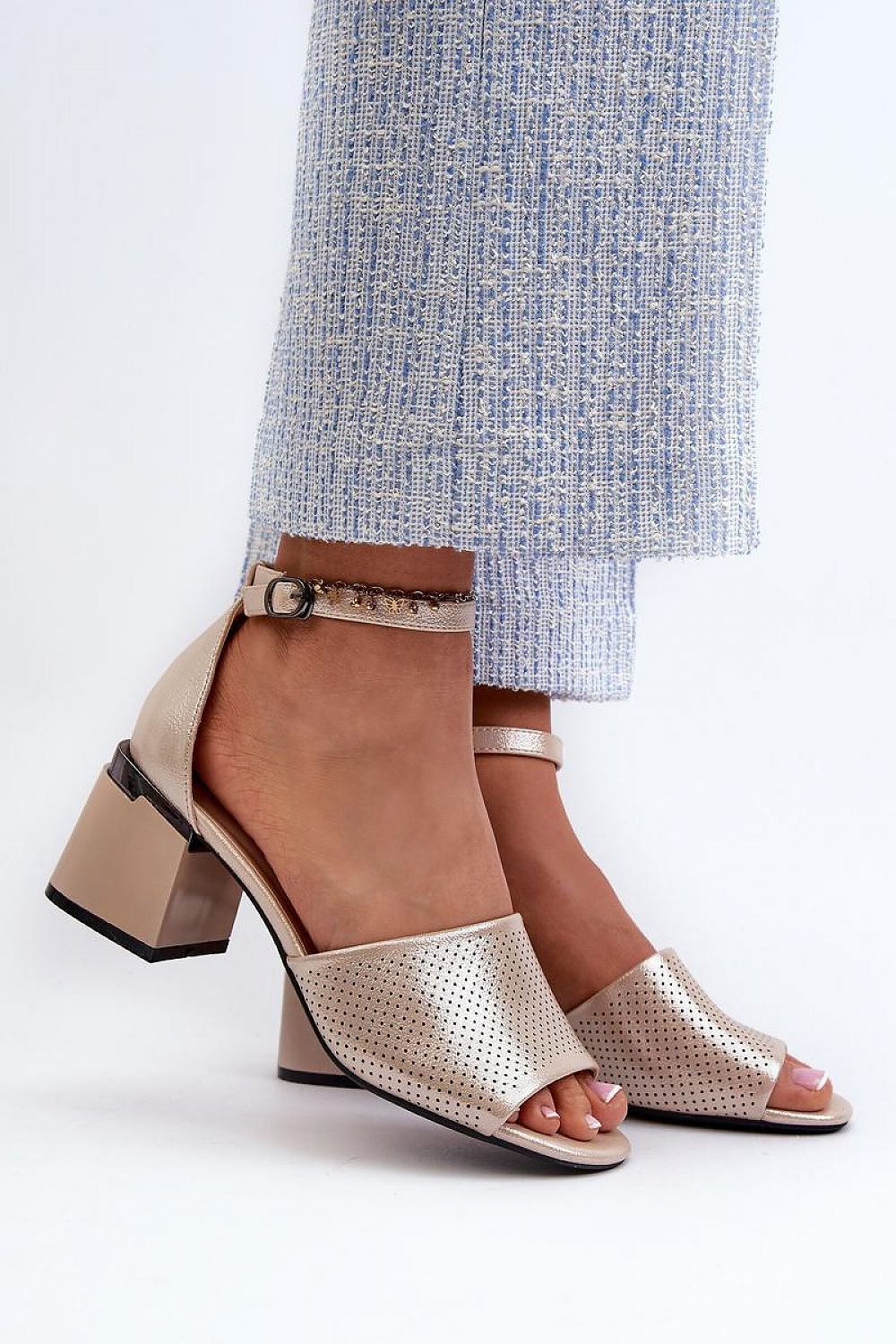 Heel sandals Step in style