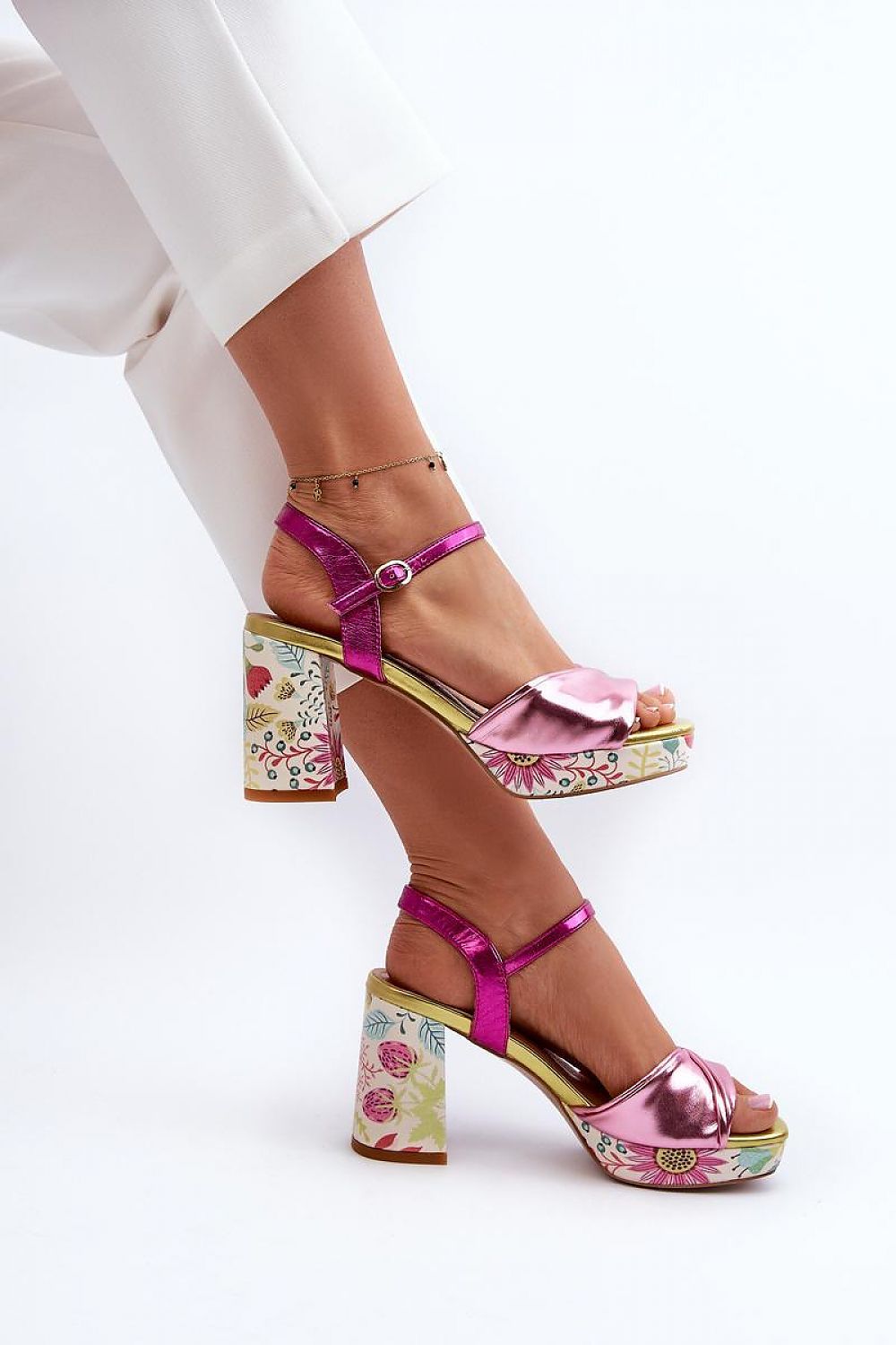 Heel sandals Step in style