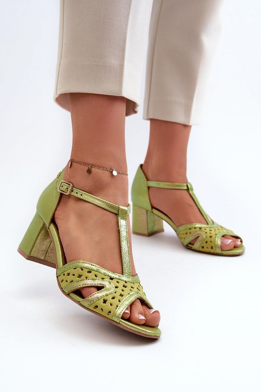 Heel sandals Step in style