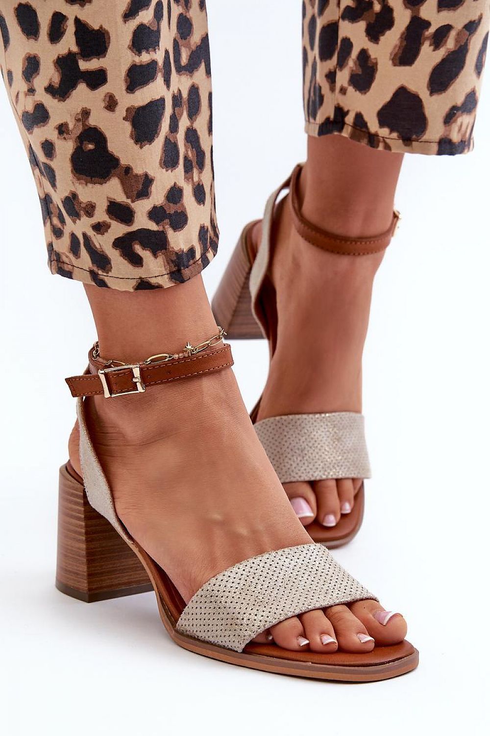 Heel sandals Step in style