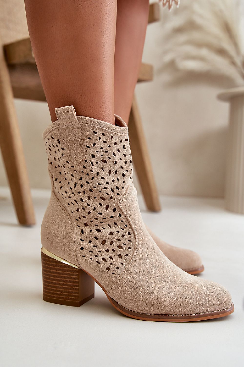 Heel boots Step in style